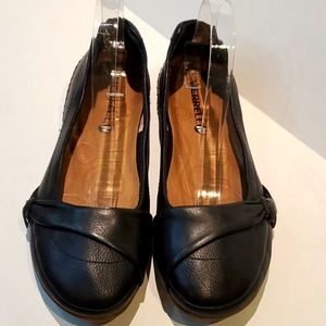 Merrell, black leather 1" heeled flats